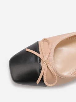Online La Modeuse Ballerines bicolore à talon carré Beige