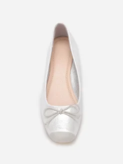 Discount La Modeuse Ballerines effet métallisé à n艙ud Argenté