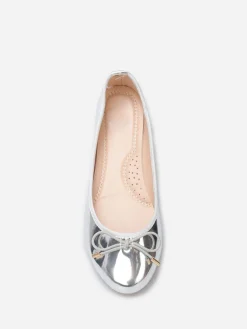 Outlet La Modeuse Ballerines plates vernies avec noeud Argenté