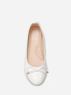 Clearance La Modeuse Ballerines plates vernies avec noeud Blanc
