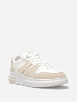 Online La Modeuse Baskets basses avec détails nubuck et toile Beige