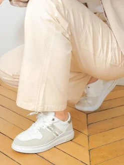 Online La Modeuse Baskets basses avec détails nubuck et toile Beige