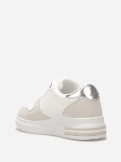 Clearance La Modeuse Baskets basses avec détails nubuck et toile Blanc