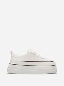 La Modeuse Baskets en simili à plateforme en relief Blanc