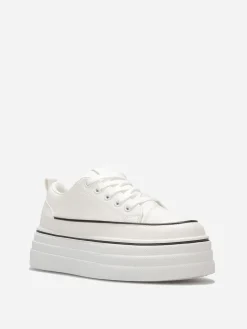 La Modeuse Baskets en simili à plateforme en relief Blanc