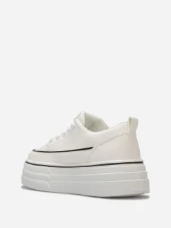 La Modeuse Baskets en simili à plateforme en relief Blanc