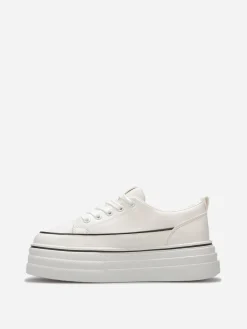 La Modeuse Baskets en simili à plateforme en relief Blanc
