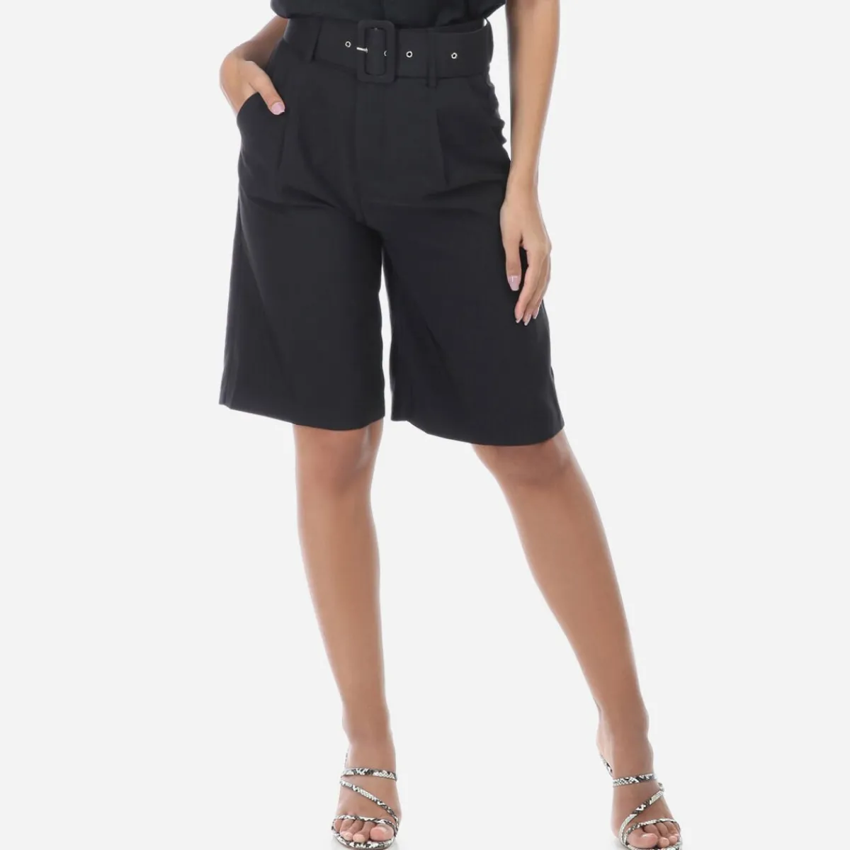 La Modeuse Bermuda à pinces avec ceinture à boucle Noir