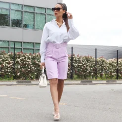 Sale La Modeuse Bermuda à pinces avec ceinture à boucle Violet