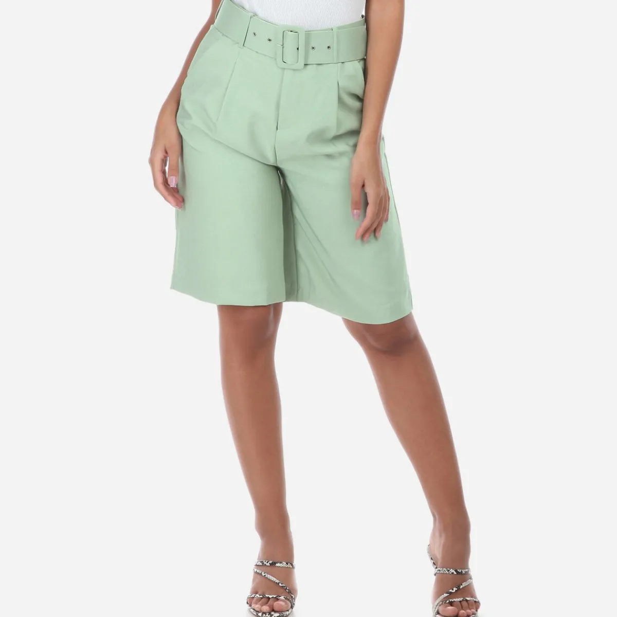 Outlet La Modeuse Bermuda à pinces avec ceinture à boucle Vertclair
