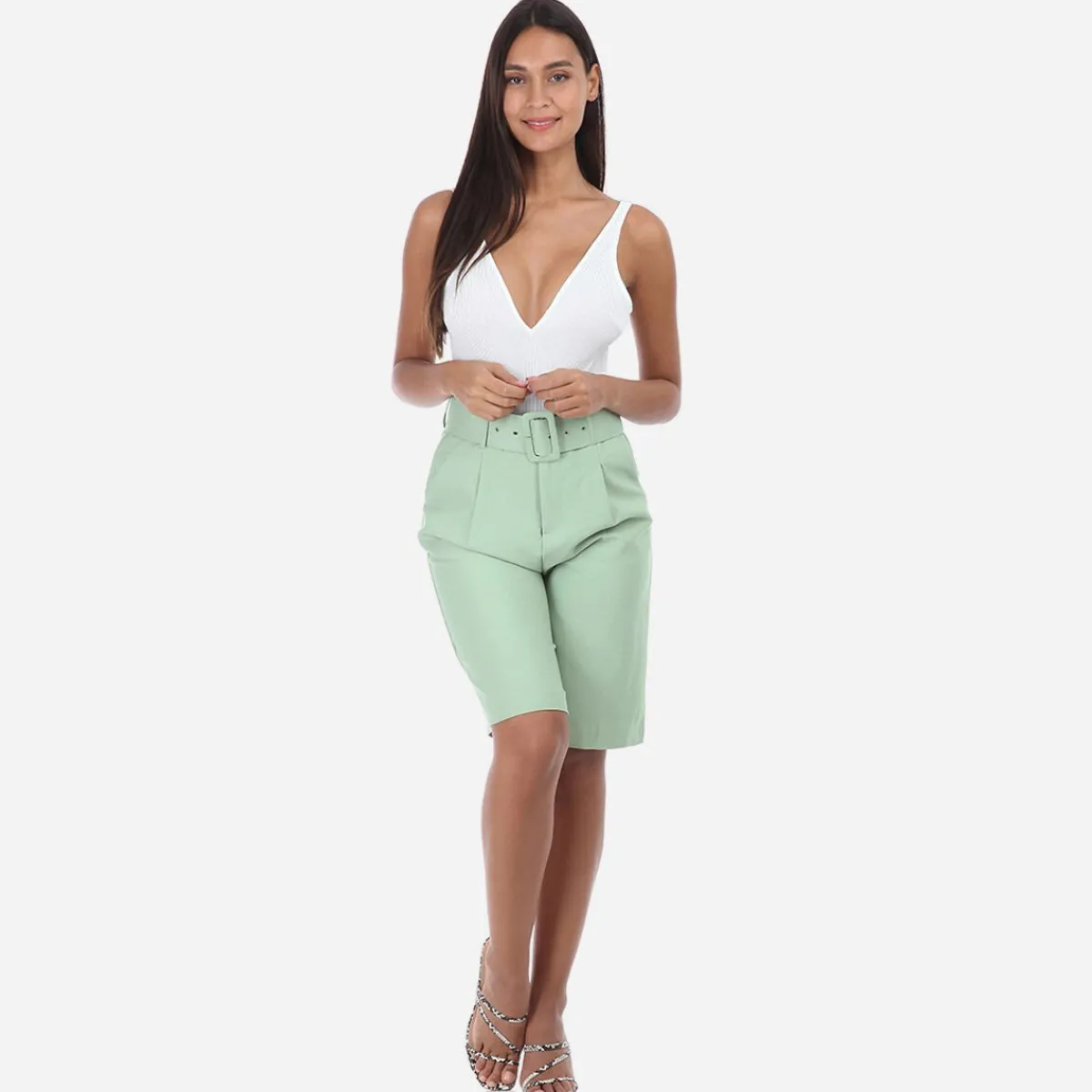 Outlet La Modeuse Bermuda à pinces avec ceinture à boucle Vertclair