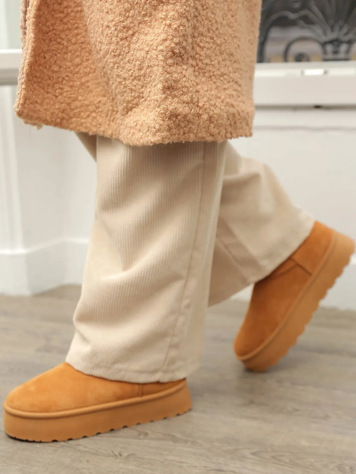 Outlet La Modeuse Boots en suédine fourrées à plateforme Camel