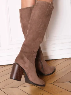 New La Modeuse Bottes en suédine avec pièce métallique Taupe