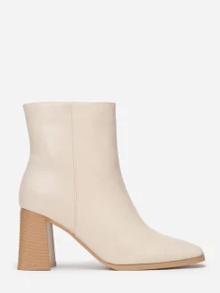 La Modeuse Bottines à bout carré et large talon Beige