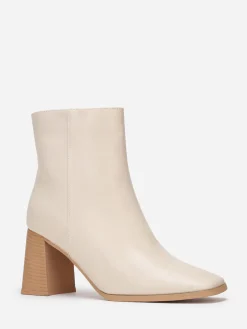La Modeuse Bottines à bout carré et large talon Beige