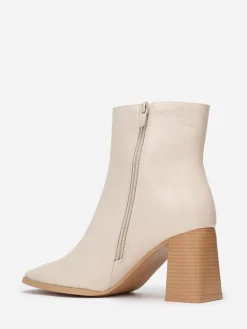 La Modeuse Bottines à bout carré et large talon Beige