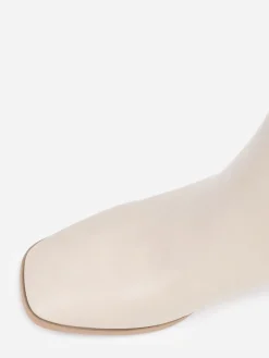 La Modeuse Bottines à bout carré et large talon Beige