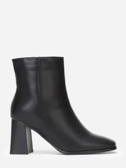 La Modeuse Bottines à bout carré et large talon Noir