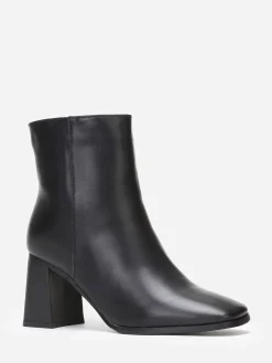 La Modeuse Bottines à bout carré et large talon Noir