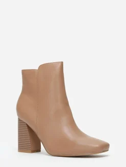 Hot La Modeuse Bottines à bout et talon carrés Camel