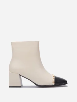 Hot La Modeuse Bottines à talon avec chaîne dorée Nude