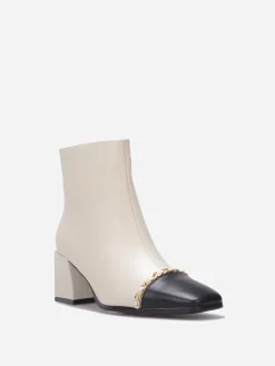 Hot La Modeuse Bottines à talon avec chaîne dorée Nude