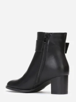 La Modeuse Bottines à talon et détail métallique Noir
