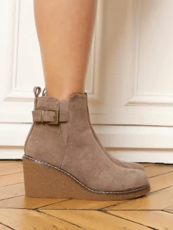Online La Modeuse Bottines compensées en suédine Taupe
