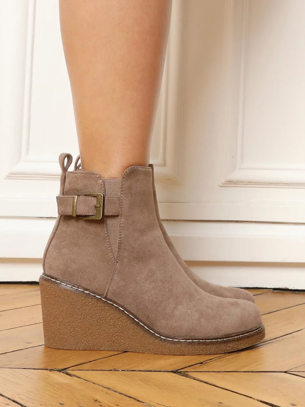 Online La Modeuse Bottines compensées en suédine Taupe