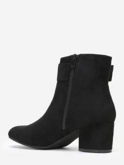 Discount La Modeuse Bottines en suédine à boucle rectangle Noir