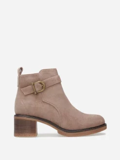 Sale La Modeuse Bottines en suédine à boucle métallique Taupe