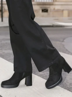 La Modeuse Bottines en suédine à bout et talon carrés Noir
