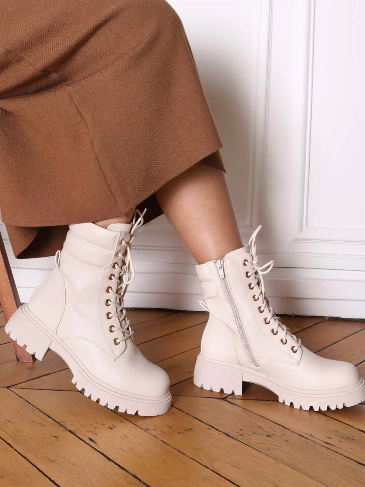 La Modeuse Bottines rangers à détail matelassé Beige