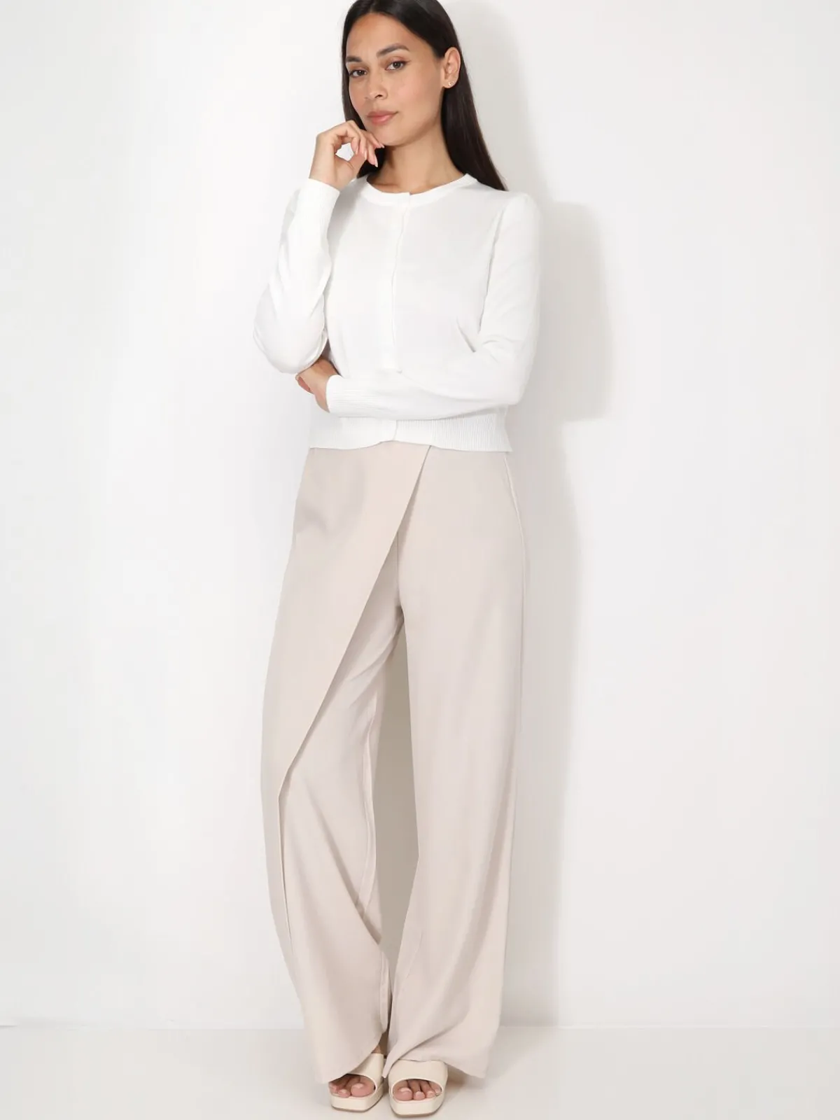 La Modeuse Cardigan classique à col rond et boutons Ecru
