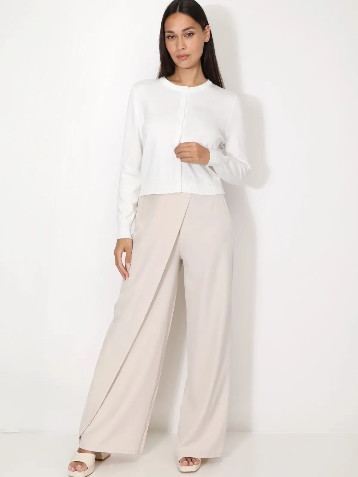 La Modeuse Cardigan classique à col rond et boutons Ecru