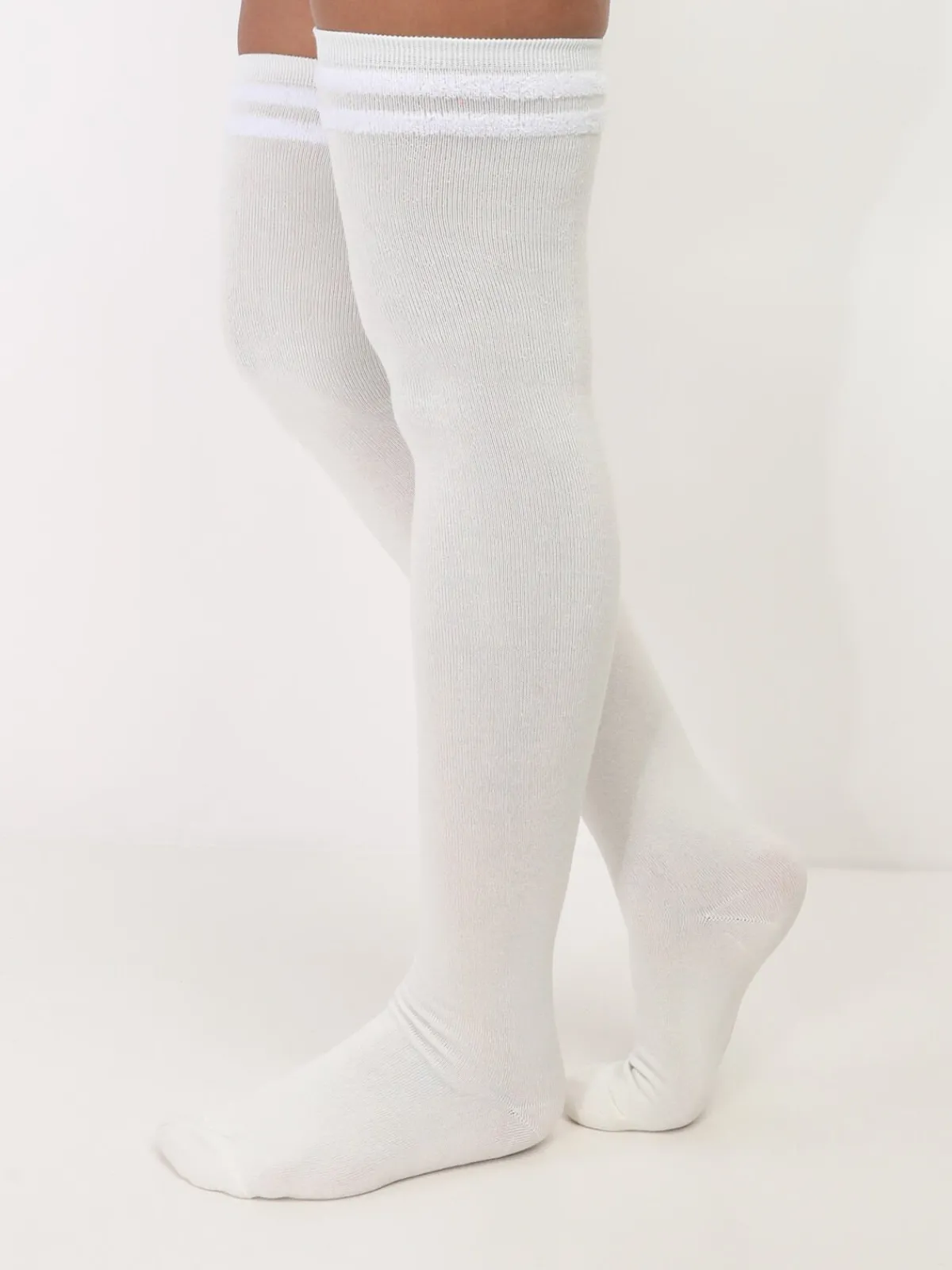 La Modeuse Chaussettes hautes à détails duveteux Blanc