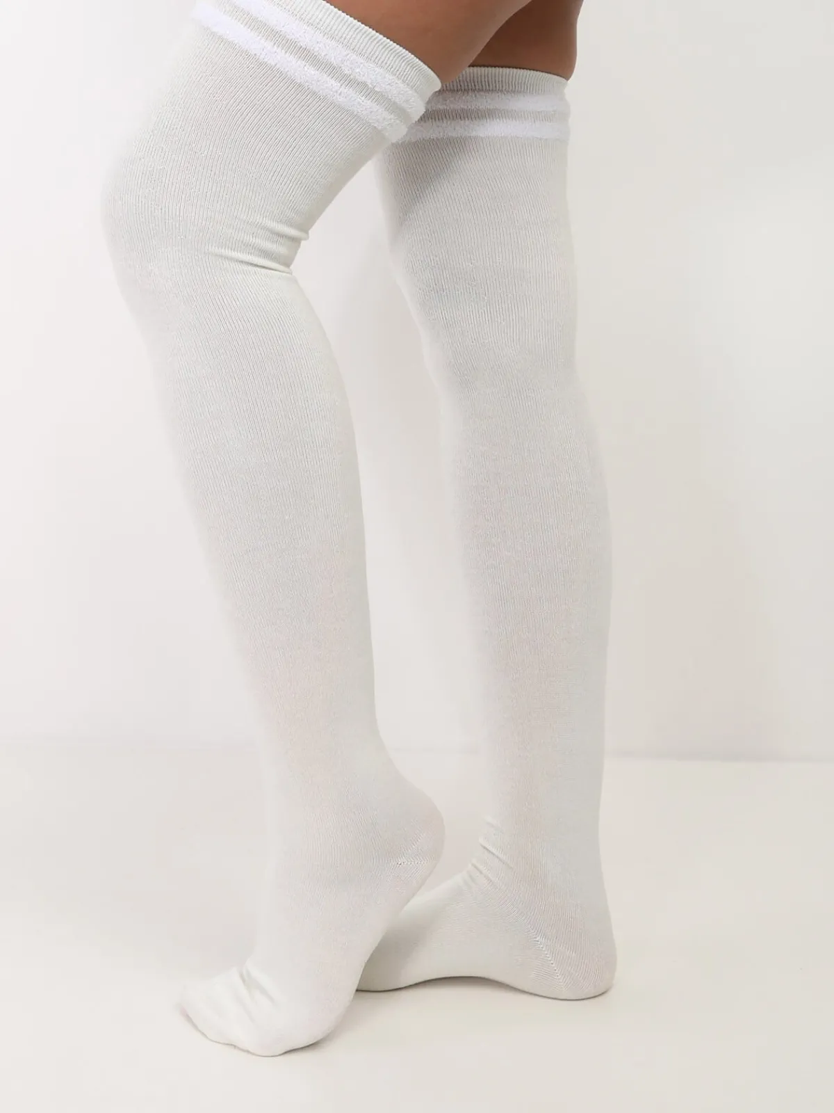 La Modeuse Chaussettes hautes à détails duveteux Blanc