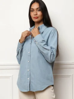 Sale La Modeuse Chemise en denim à boutons vernis BleuClair