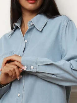 Sale La Modeuse Chemise en denim à boutons vernis BleuClair
