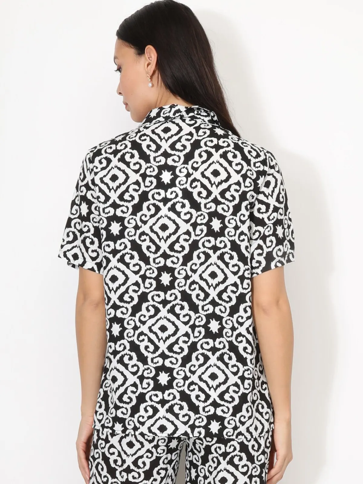 New La Modeuse Chemise fluide à motif abstrait Noir
