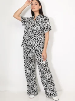 New La Modeuse Chemise fluide à motif abstrait Noir