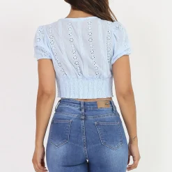 Outlet La Modeuse Crop top à broderie anglaise BleuClair