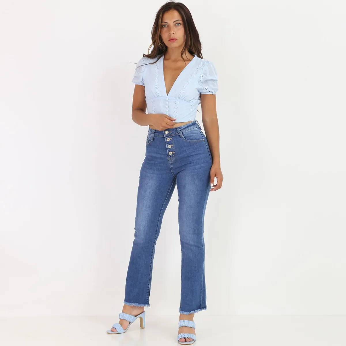Outlet La Modeuse Crop top à broderie anglaise BleuClair