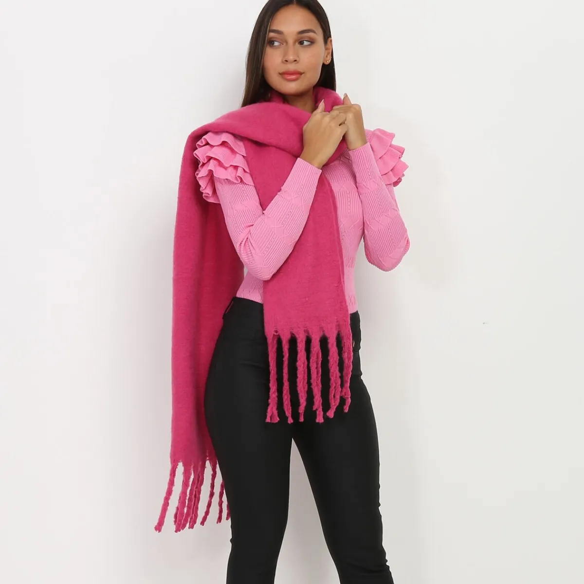 Hot La Modeuse Echarpe duveteuse à franges Fuchsia