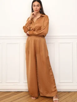 Hot La Modeuse Ensemble chemise pantalon satinés Camel