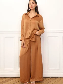 Hot La Modeuse Ensemble chemise pantalon satinés Camel