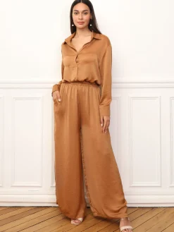 Hot La Modeuse Ensemble chemise pantalon satinés Camel