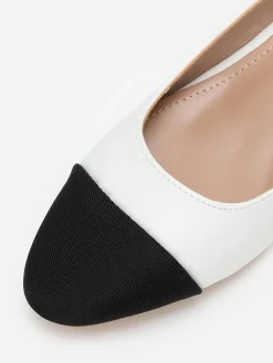 Sale La Modeuse Escarpins bicolores s avec bout noir en tissu Blanc
