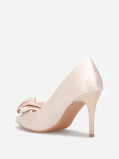 Discount La Modeuse Escarpins satinés à fleur Beige