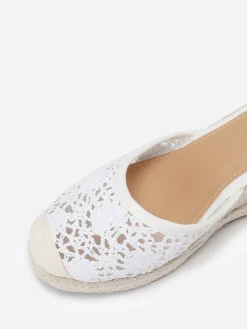 La Modeuse Espadrilles compensées  dentelées à nouer Blanc